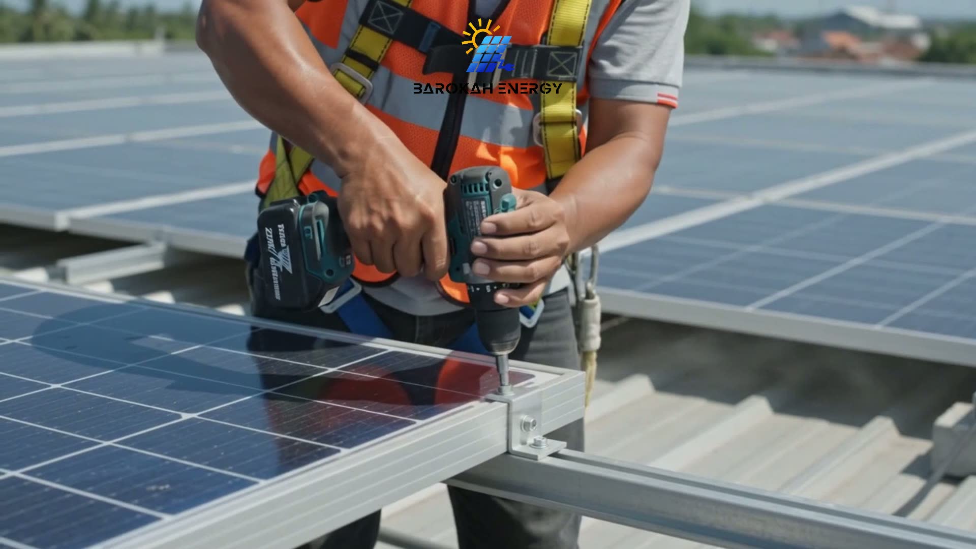 Tim teknisi Barokah Energy sedang mengerjakan pemasangan PLTS di lokasi pelanggan.